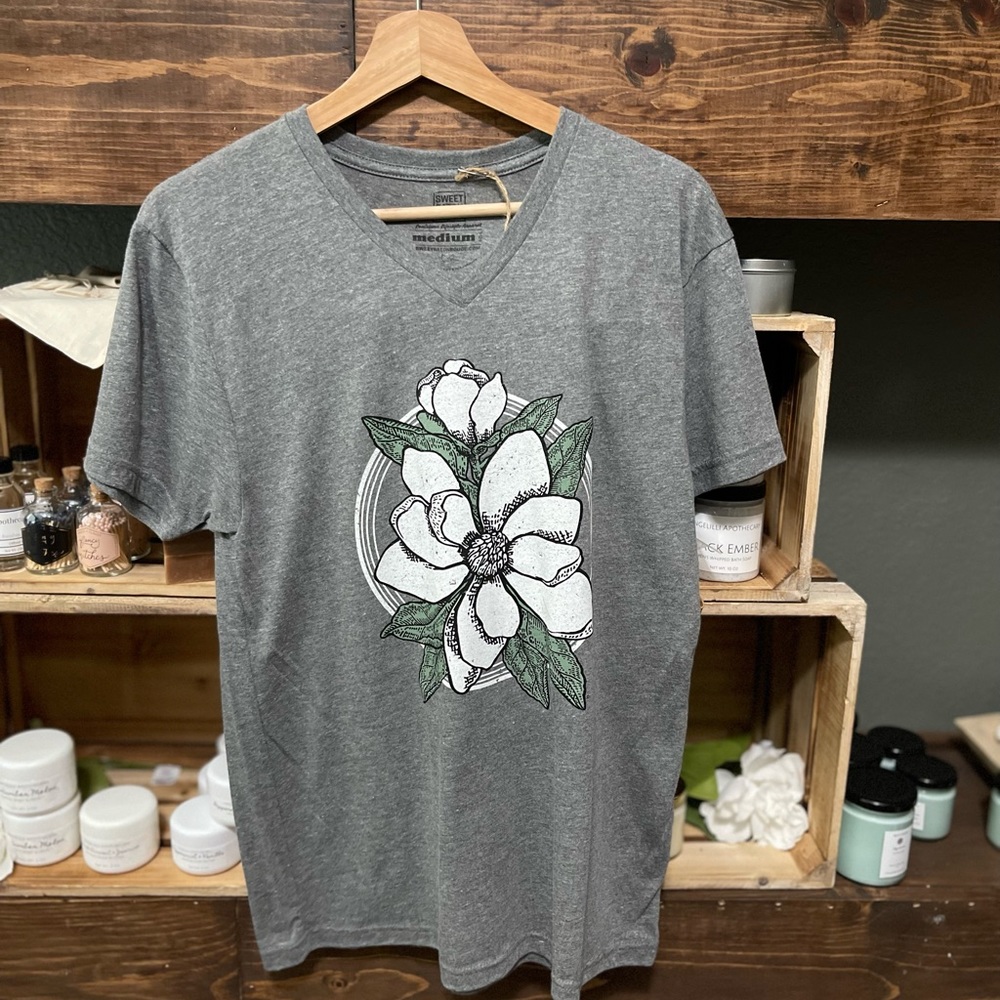 Magnolia v-neck t-shirt